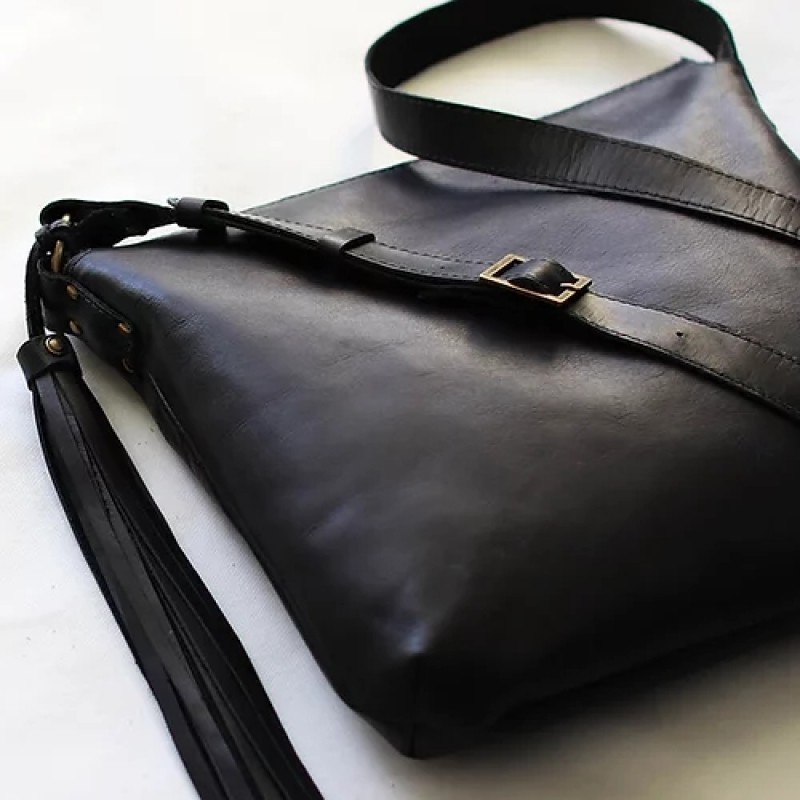 Soho. Black leather crossbody bag