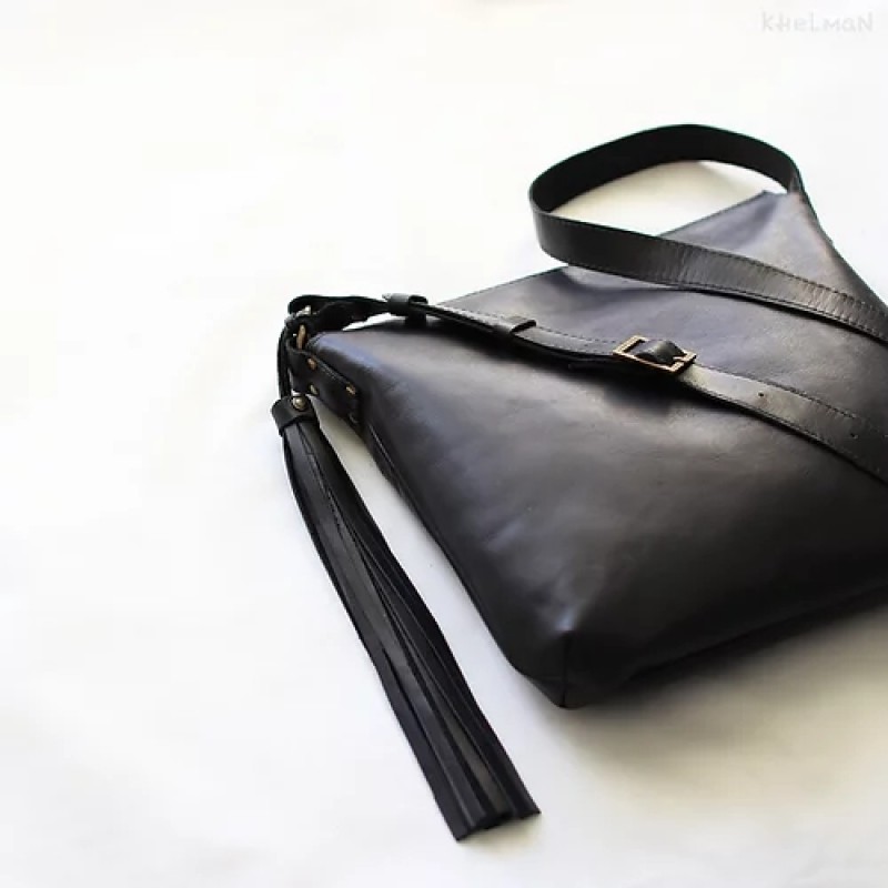 Soho. Black leather crossbody bag
