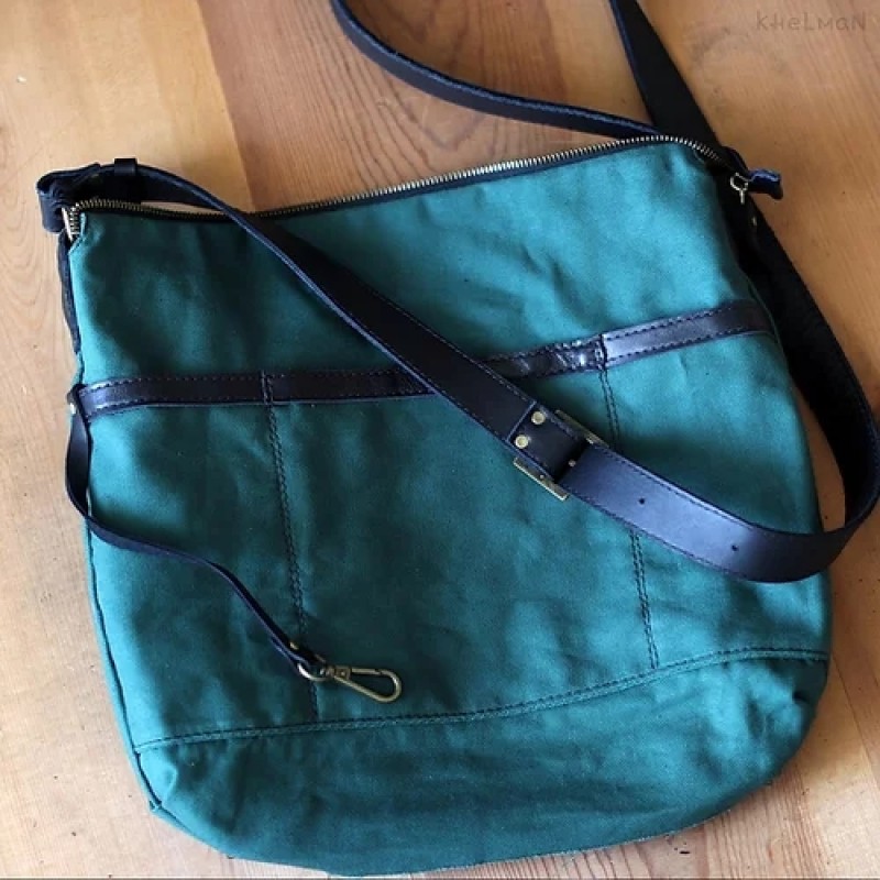 Soho. Laptop 13" black leather crossbody bag