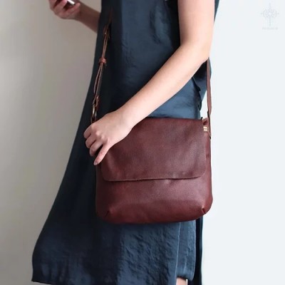 Fargo M&L size. Rustic brown crossbody bag