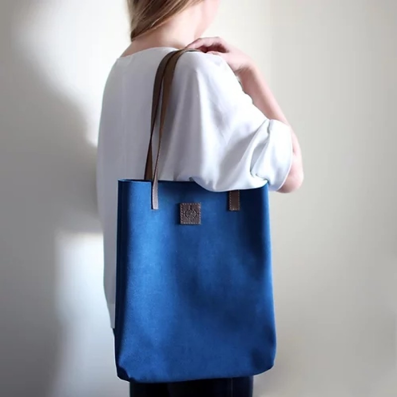 Blue waved leather shopper bag
