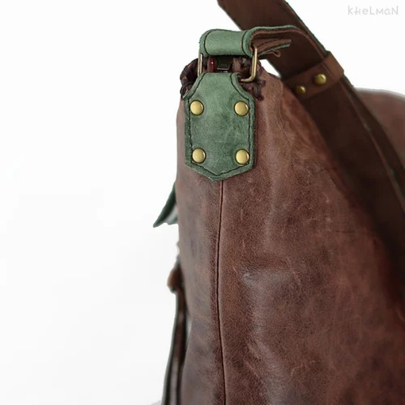 Calipso. Brown leather crossbody bag