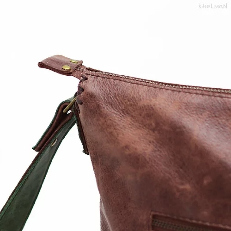 Calipso. Brown leather crossbody bag