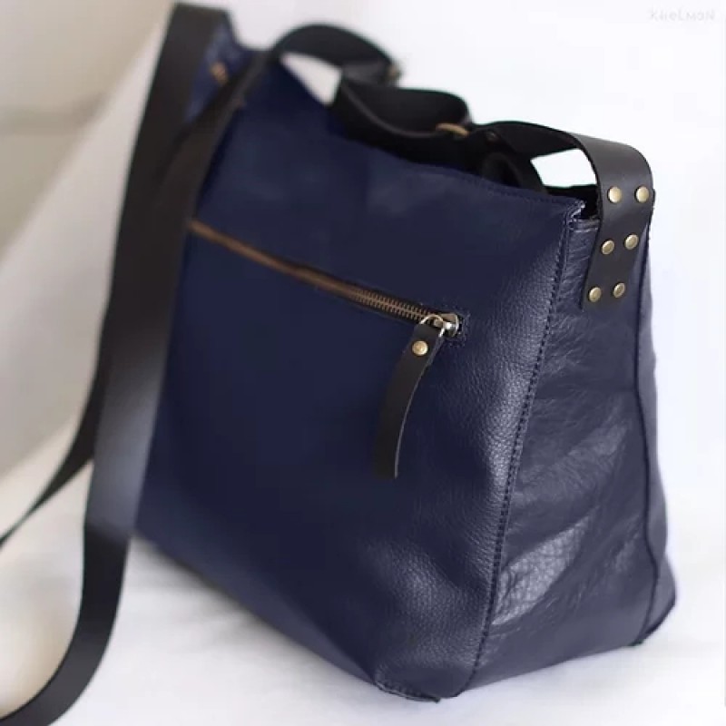 Marley. Juicy navy blue leather crossbody bag