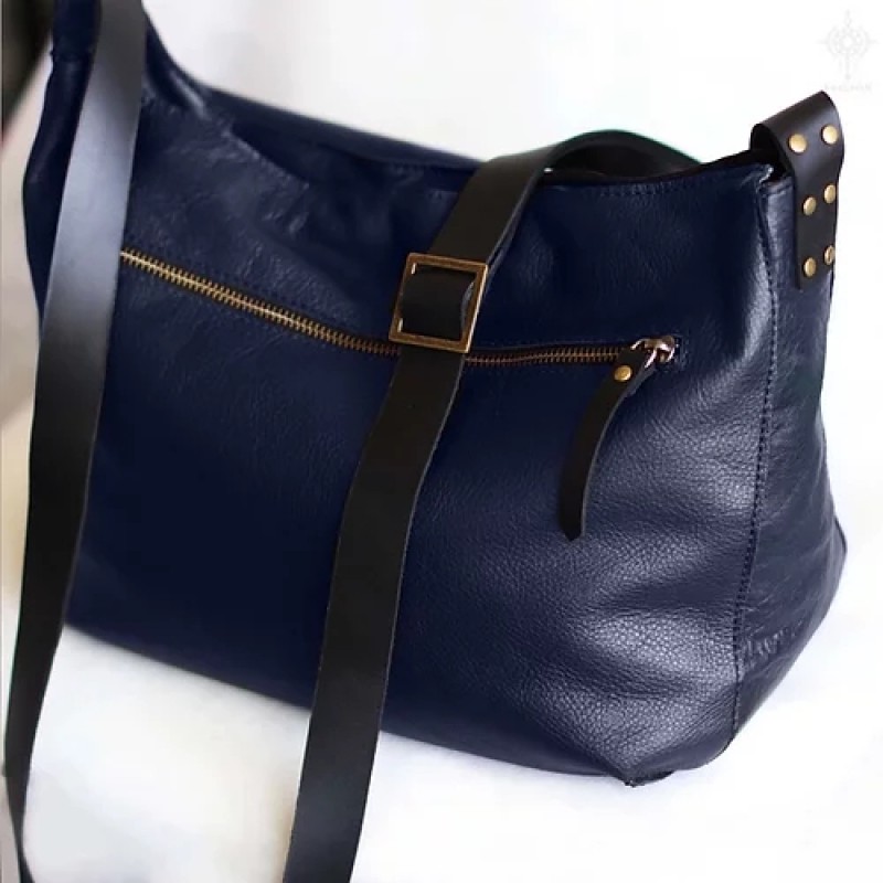 Marley. Juicy navy blue leather crossbody bag