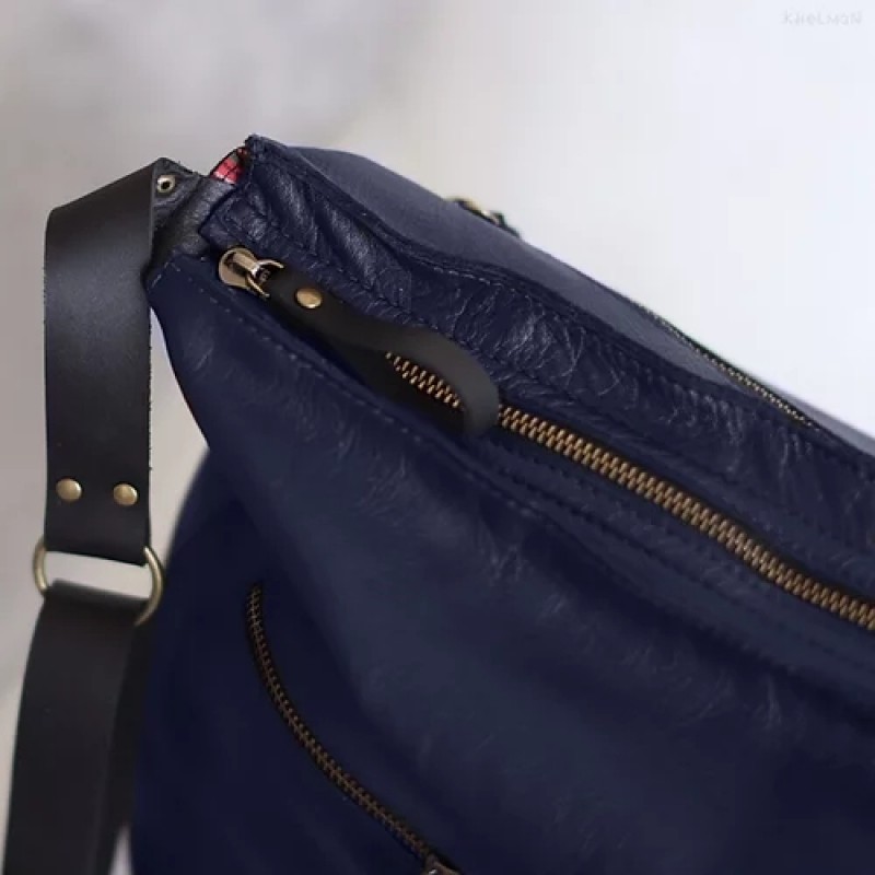 Marley. Juicy navy blue leather crossbody bag