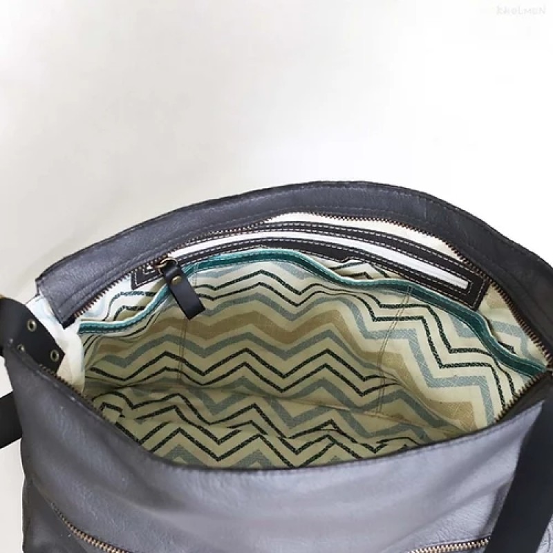 Marley. Juicy navy blue leather crossbody bag