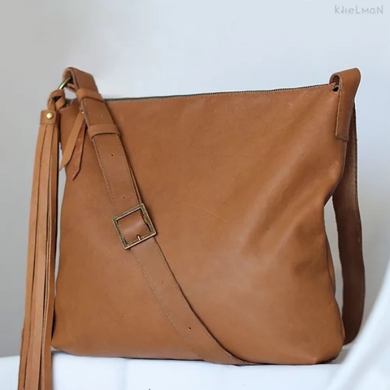 Soho. Tan patina leather crossbody bag