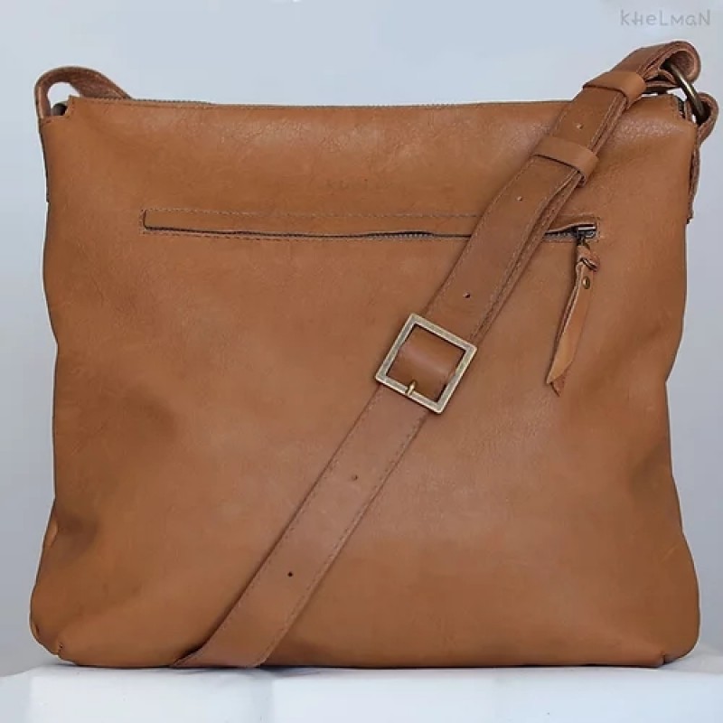 Soho. Tan patina leather crossbody bag