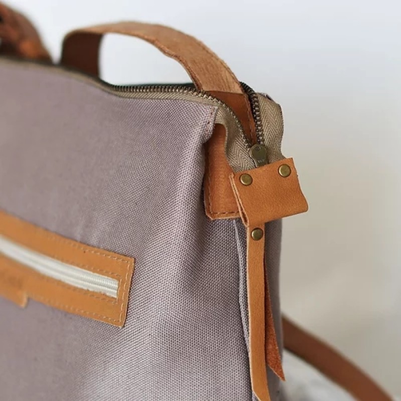 Soho. Tan patina leather crossbody bag